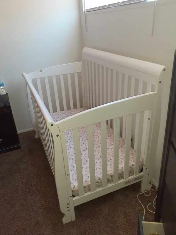 White convertible crib for baby and toddler for Sale in El ...