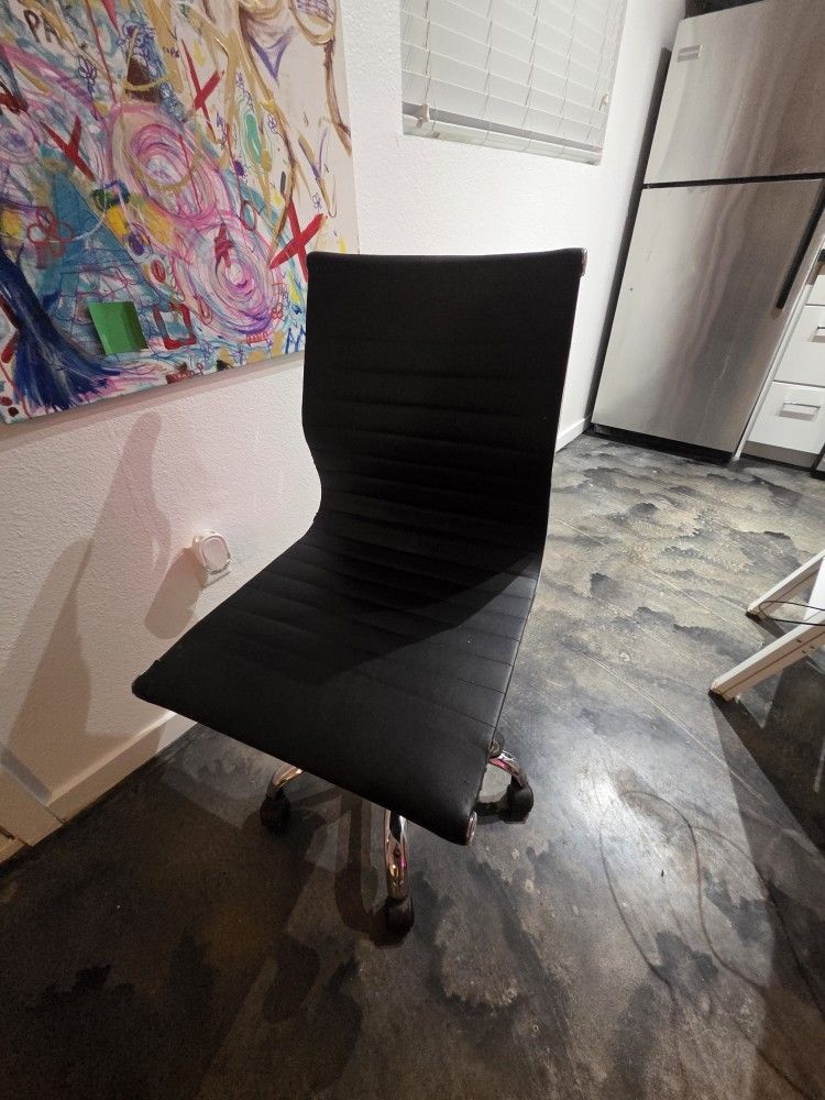 BLACK OFFICE CHAIR