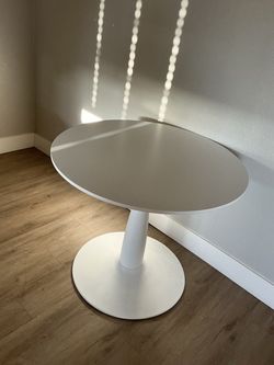 Modern White Round Pedestal Dining Table – Like New