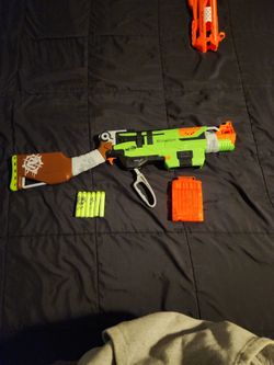 Nerf Zombiesstrike slingfire with 6 round magazine and matching darts