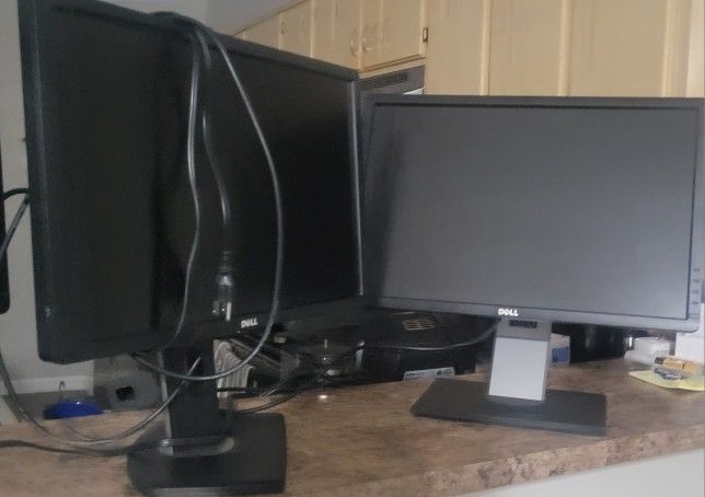 2 DELL 24 Inch Monitors plus USB Dual Monitor Connector 