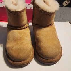 Lightly Used Girls Uggs Size 11