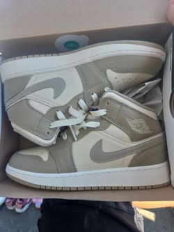 Air Jordan 1 Mid Sneakers