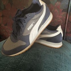 Boys Puma Size 4.5