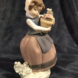 Spanish Lladro/NAO Porcelain Figurine