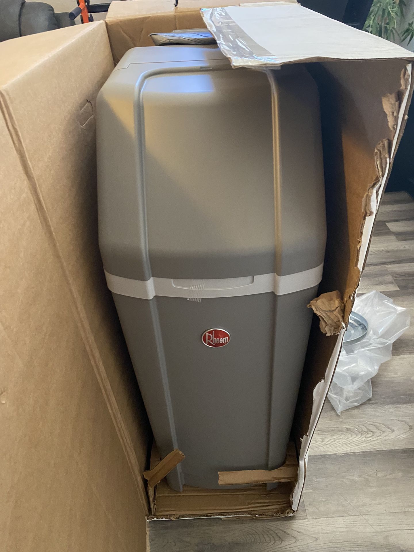 Rheem 32,000 Grain Preferred Home Water Softener for Hard Water and Iron Reduction