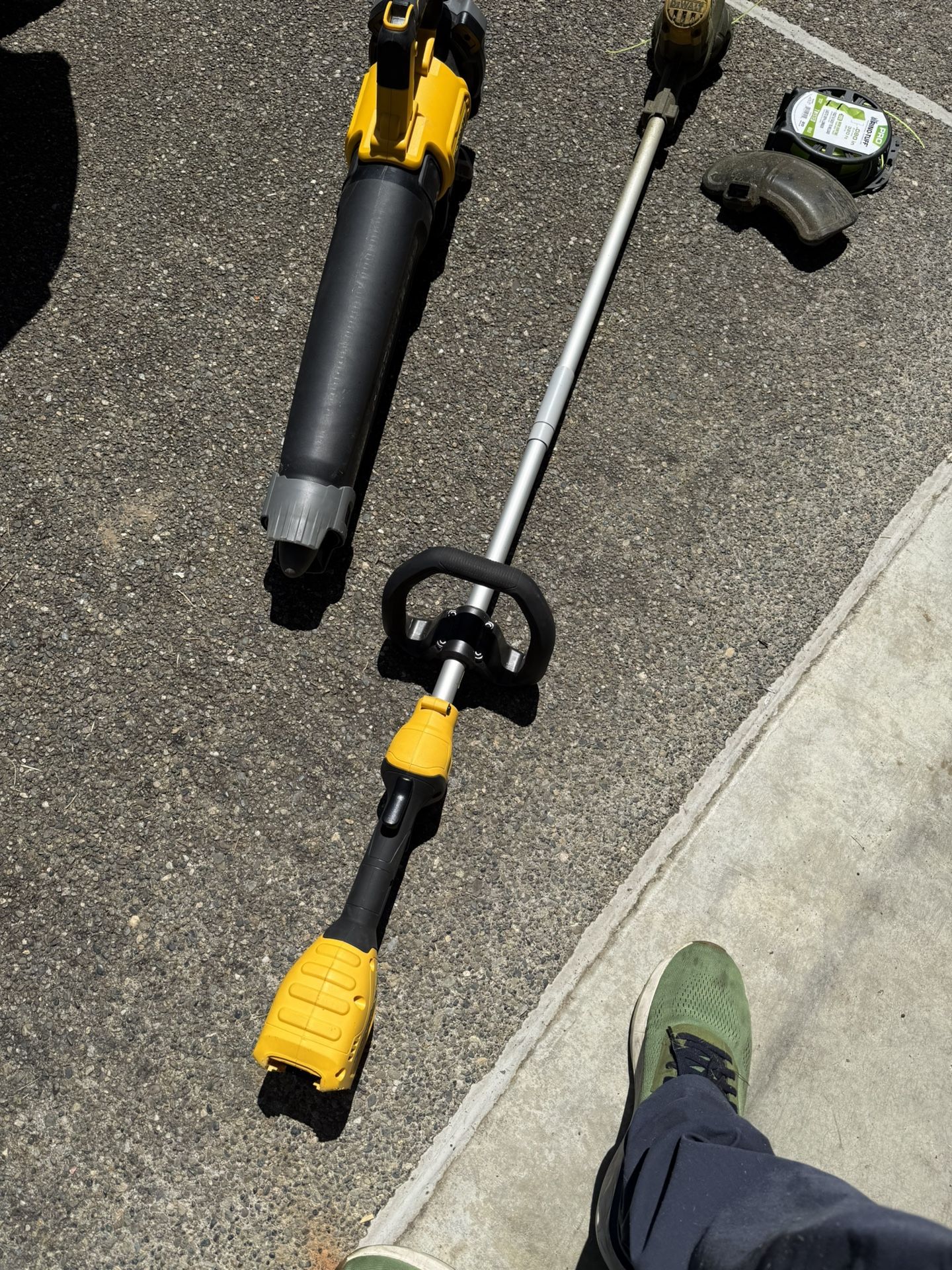 Dewalt leaf blower and weed wacker edger