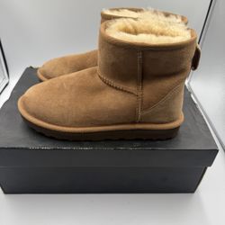 Classic Mini Boots Chestnut Women’s Size 6