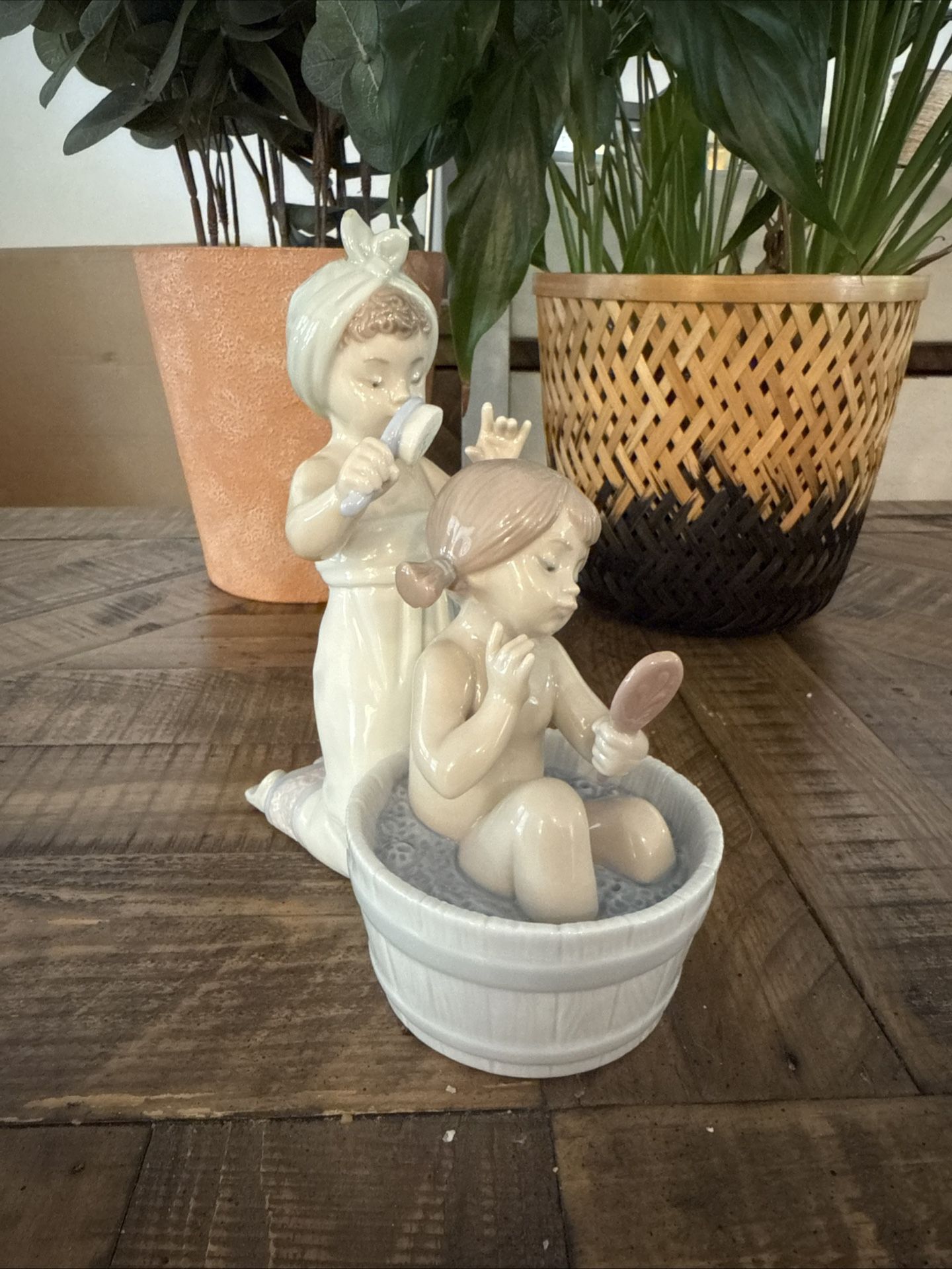 RETIRED LLADRO #6457 "BATHING BEAUTIES" GIRLS W/BATHTUB MIRROR & BRUSH FIGURINE!