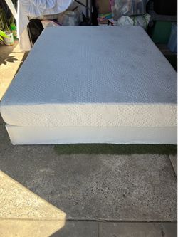 BEAUTIFUL QUEEN BED INCLUDING FRAME AND GOOD MEMORY FOAM MATTRESS