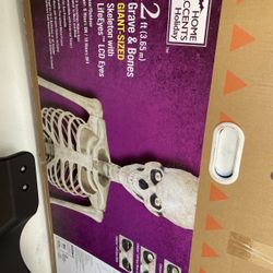 12 ft Giant-Sized Skeleton with LifeEyes(TM) LCD Eyes