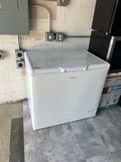 Hotpoint White Chest Freezer 8.8 cu ft