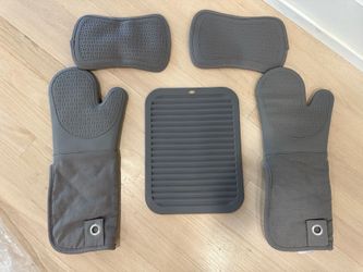 Brand New 5-Piece Grilling & Kitchen Set with Silicone 2 Oven Mitts, 2 Grabbers & 1 Trivete Grey