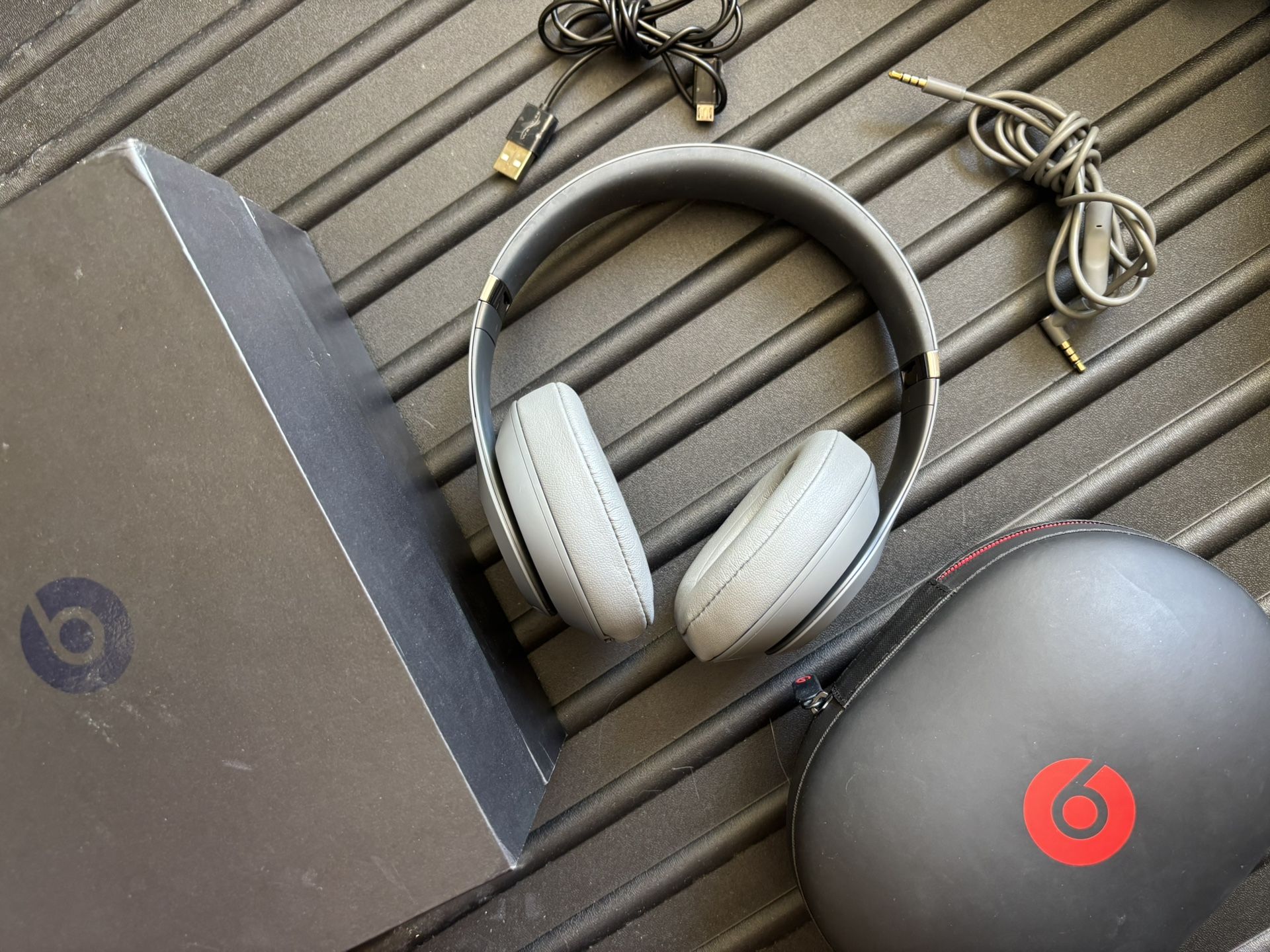 Beats Studio 3 Noise Canceling Headphones — Rare All Grey