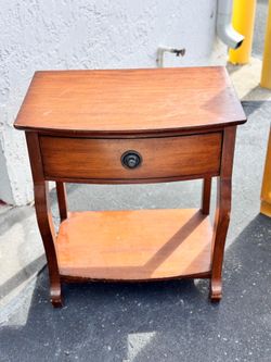 End table 28”L x 19”D x 32”H