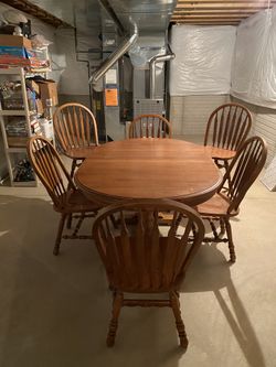 Amish Oak Table With Four Chairs And Two Barstools