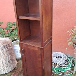 Cabinet w adjusting Shelves