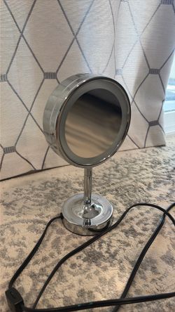 Mirror with two sided magnification