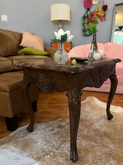 Brown detailed wooden night stand / coffee table