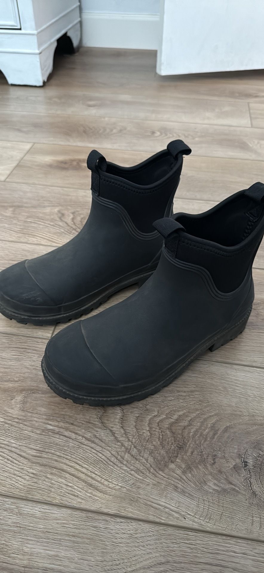 Women’s Size 7 Rain Boots 