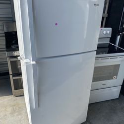 White 2020 Model 18 Cu Ft Refrigerator w/Ice-maker