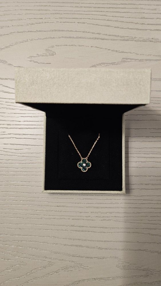 Van Cleef & Aprels Green Clover Necklace