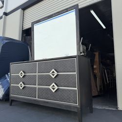 Bob’s Furniture Contemporary Black 6 Drawer Mirror Dresser Very Good Condition 