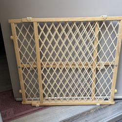 Wooden Pet Gate / Baby Gate – Adjustable Width