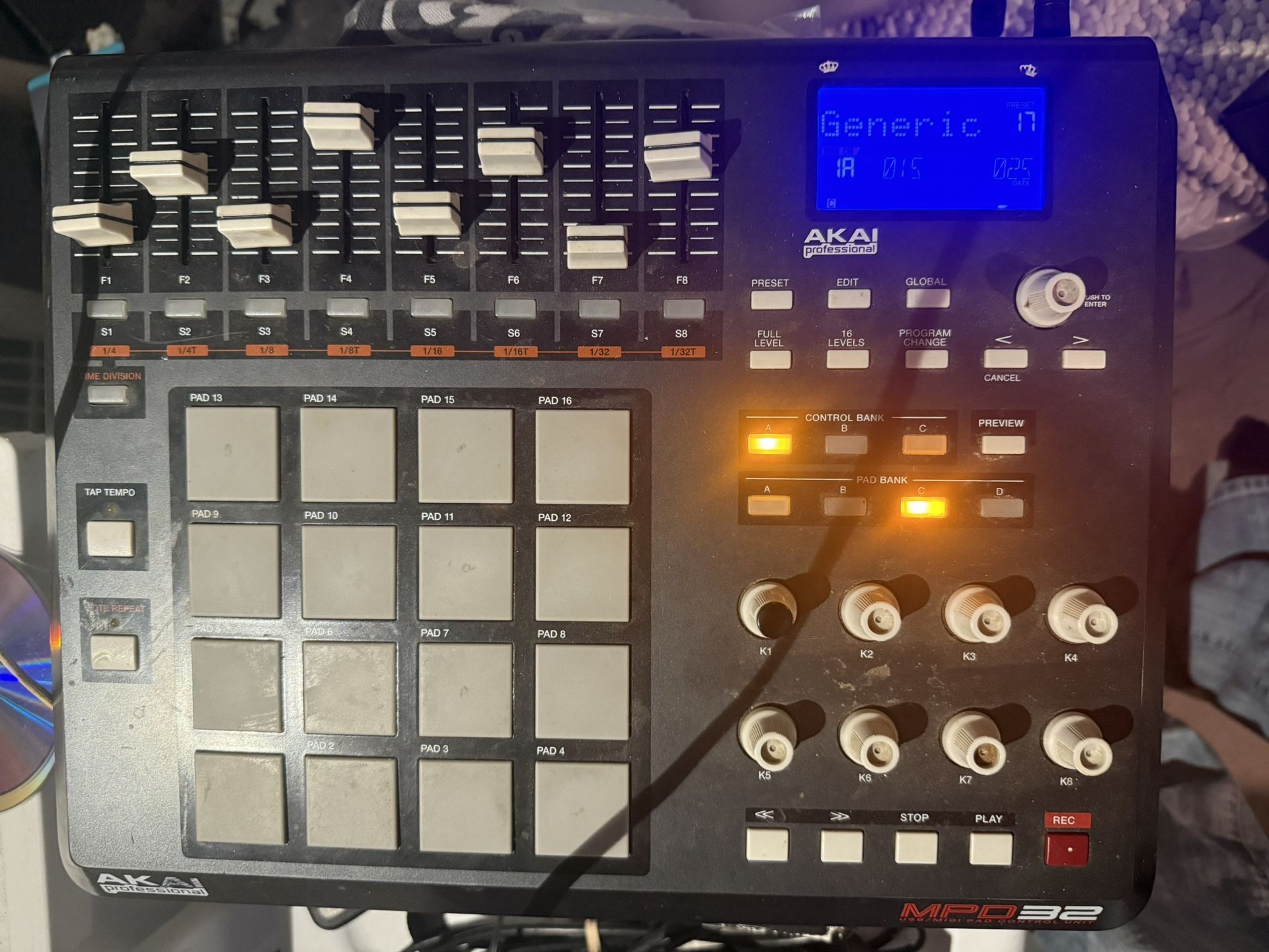 Akai MPD32 DJ Control Pad