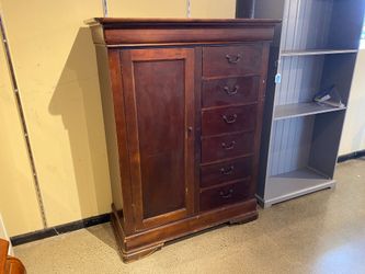 Gentleman’s Chest with Six Drawers and One Sided Door