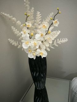 NEW, LARGE DESIGNER FLORAL ARRANGEMENT, BLACK VASE WITH ORCHIDS, BEAUTIFUL IN PERSON, BUY $25.00
