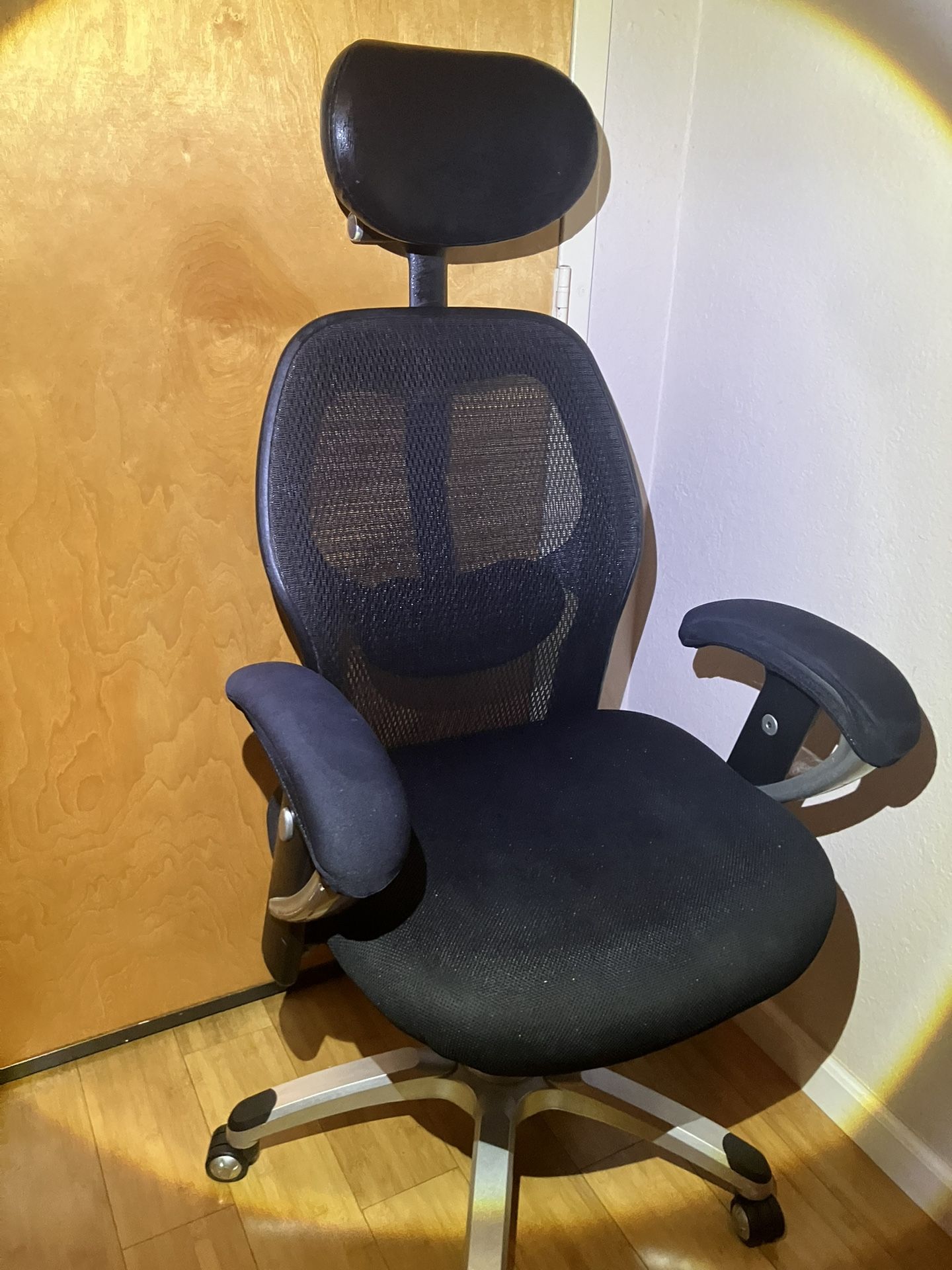 Adjustable Swivel Chair With Lumber Support: Gaming & PC Work