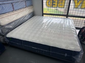 KING SIZE STEARNS & FOSTER MATTRESS & BOX SPRINGS BED SET