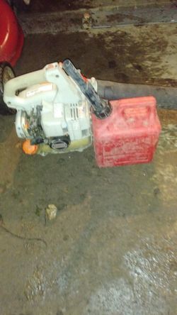 Sopladora y bote de gas.