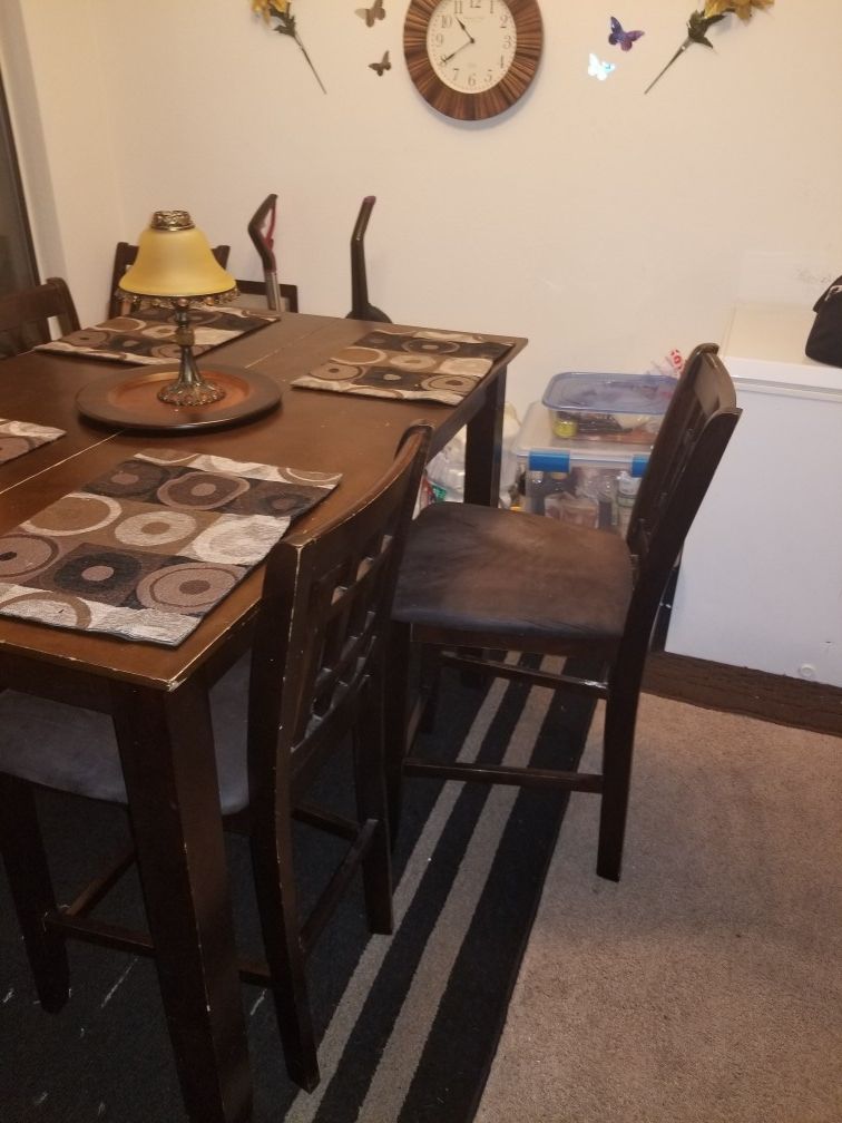 5 PIECE DINING ROOM SET/TABLE WITH LEAF