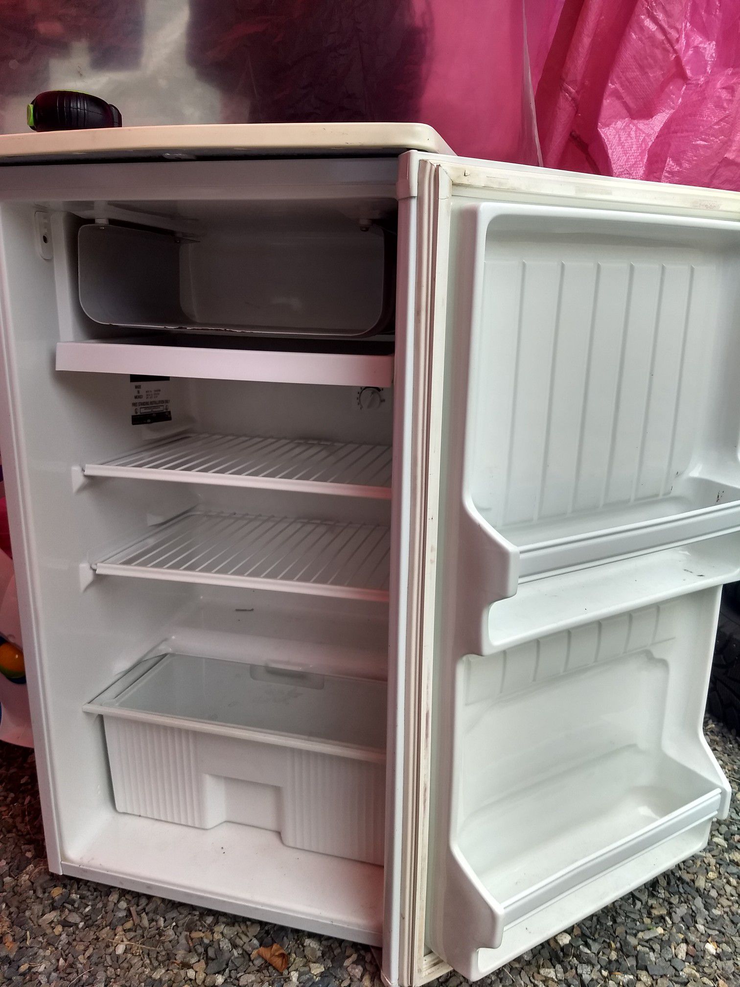 GE Mini Refrigerator with Freezer