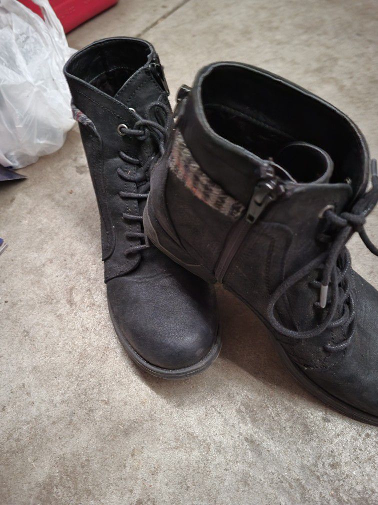 Is a lady's black boots size 8