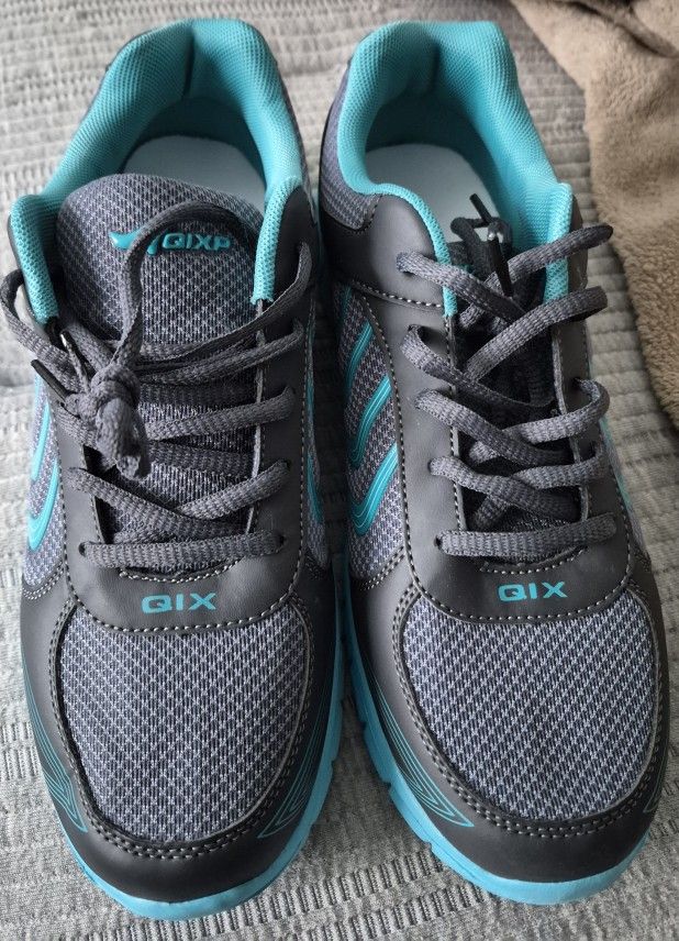 Size 8 womans Lightweight Tennis Shoe