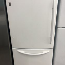 22 Cubic Foot Bottom Freezer Refrigerator With Ice Maker 