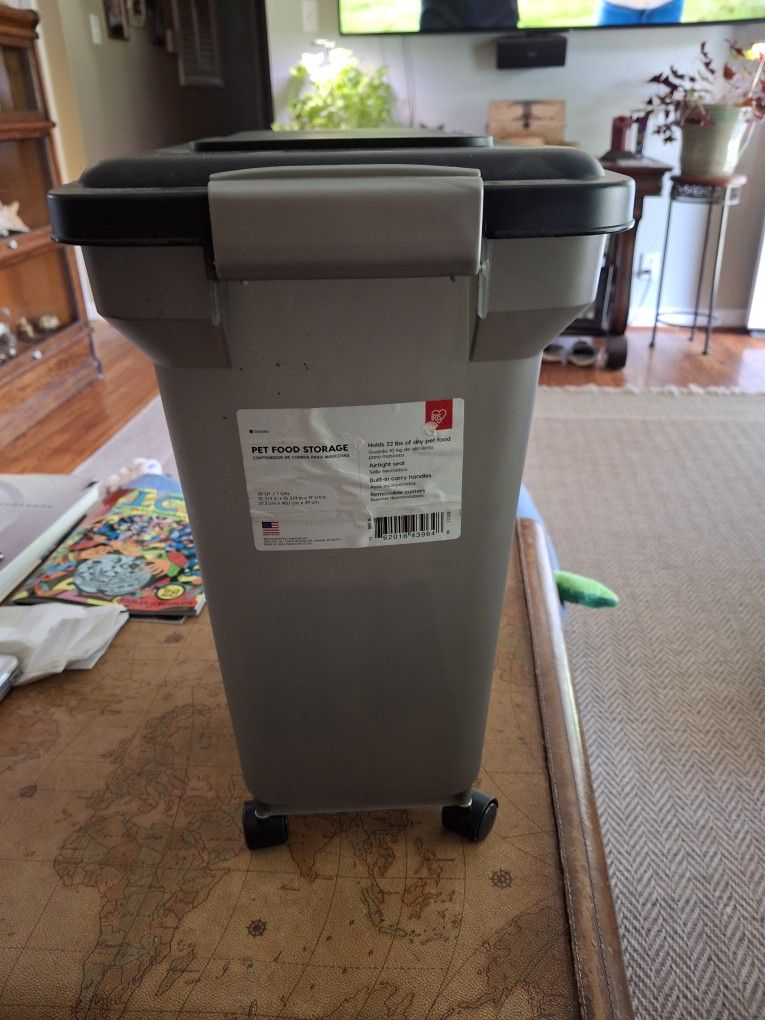 Rolling Pet Food Storage 18x11x16