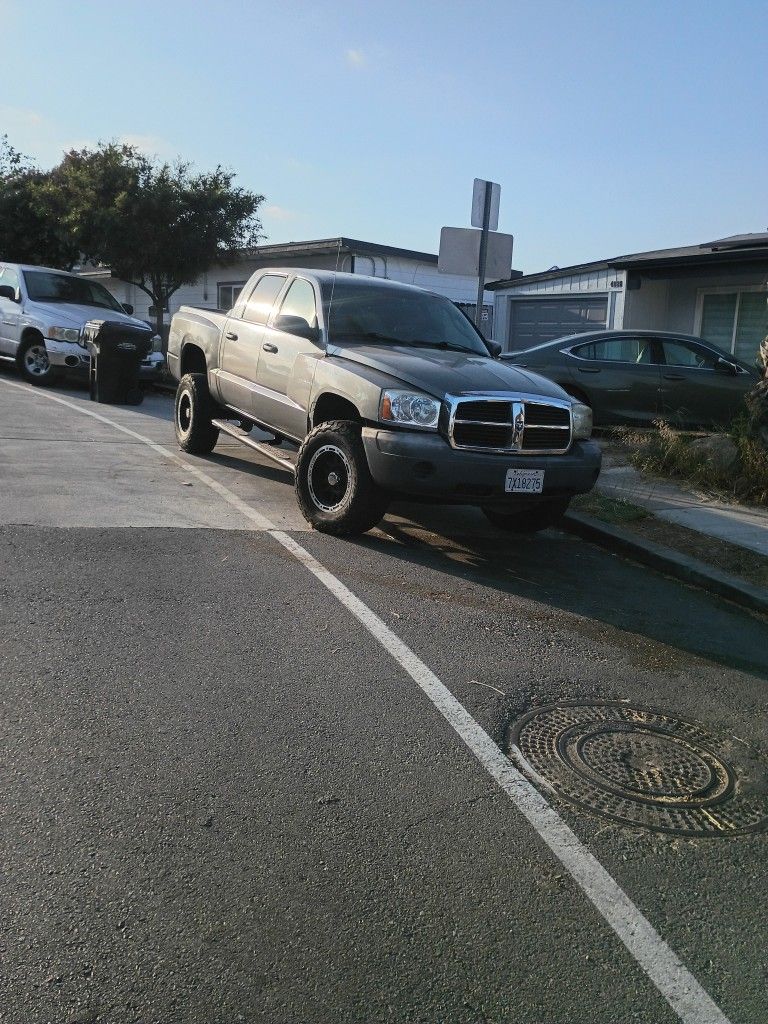 2005 Dodge Dakota With Damaged Engine