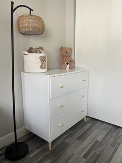 Essex Interlocking 3-Drawers dresser Bianca White with Natural Finish