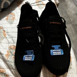 SKECHERS SIZE 5.5 