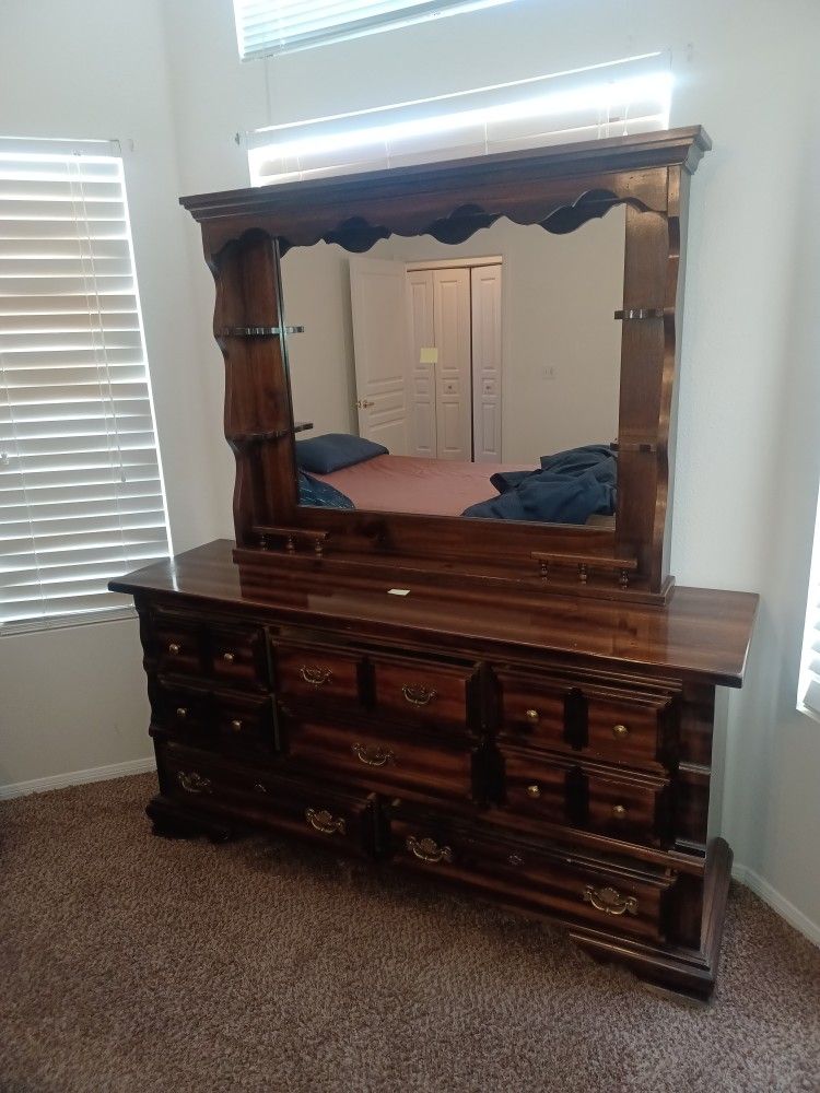 Beautiful Vintage Oak Dresser With Mirror