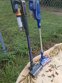 NICE CORDLESS STICK VACUUM JUST NEEDS A CHARGER