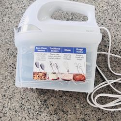🍰 HAMILTON BEACH HAND MIXER WITH SNAP-ON STORAGE CASE + ATTACHMENTS – $15 📍 Pickup near IKEA / S. Durango & 215, Las Vegas  Hamilton Beach hand mixe