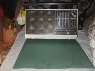 M a g n a v o x. Vintage in perfect condition it's got a cord you can plug in or it works with batteries