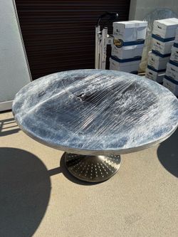 Round Dinning Table w Glasstop