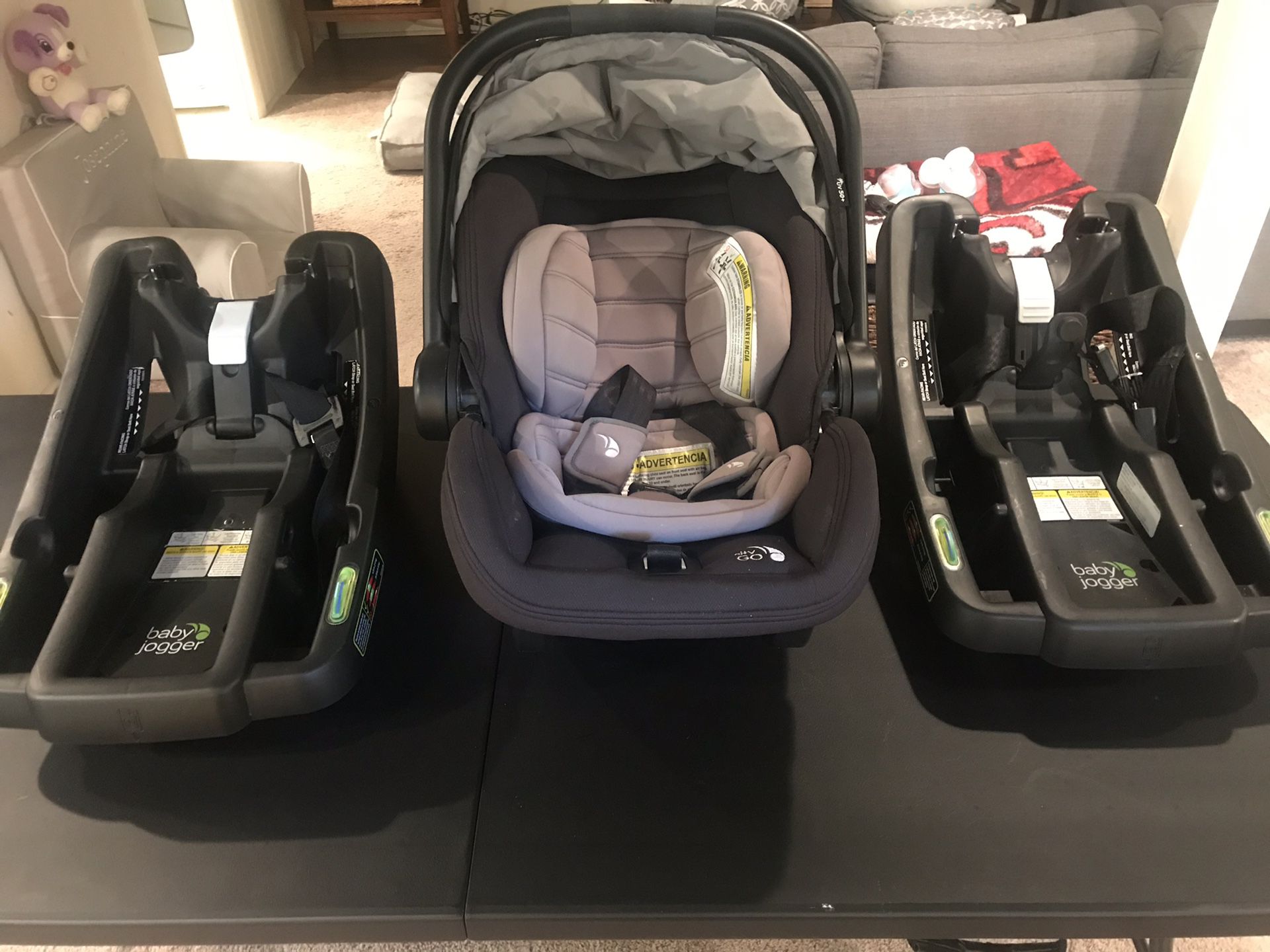 Excellent condition Baby Jogger infant car seat with 2 bases