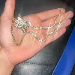 GLD pendant with broken necklace 